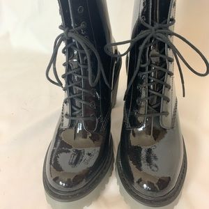 Dr Martens Wonen's size 7 US size 38 Eu.